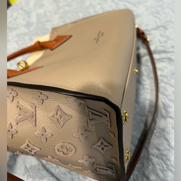 Louis Vuitton On My Side MM Shoulder Monogram Grain Calf Leather Crème🔥 - Picture 10 of 16